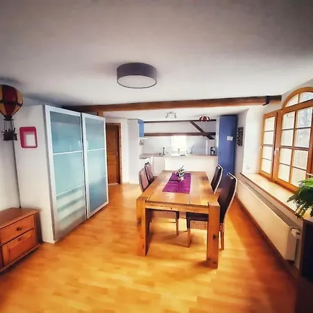 Stilvolle Dachgeschoss-wohnung In Top-lage Apartamento